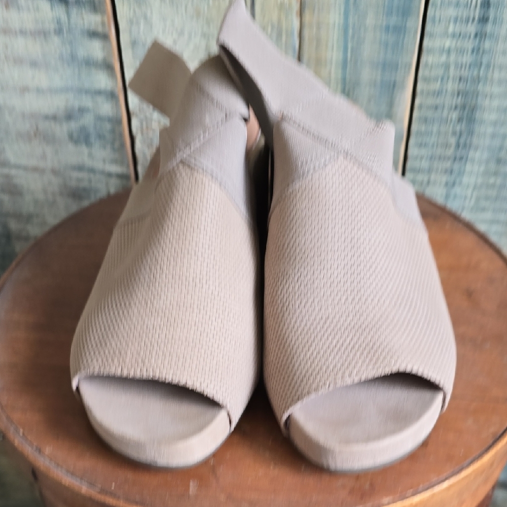 Gentle Souls Women's Cream Sandals